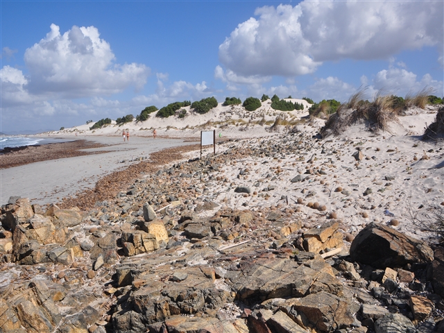 Le dune dorate sovrastate da un cielo azzurro con qualche nuvola bianca.